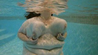 Mrs Underwater 006 4k