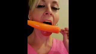 MILF GILF HOME-MADE PORN STAR HOUSEWIFE HUMPINHANNAH GIVES POPSICLE a PROPER BJ
