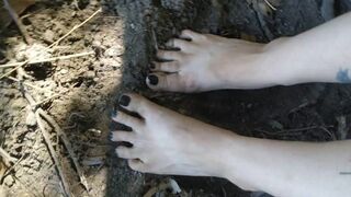 Kinky Toes Rubbing in the Dirt