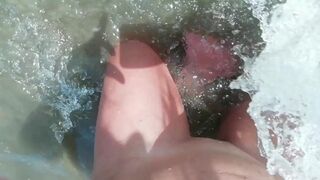 SUMMER BEACH FOOT BIZARRE. GERMAN YOUNGSTER BITCH WALKING IN THE SEA AND MASTURBATION WITH WATER