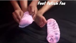 Foot Bizarre Fae Plays With Soft Pink Socks