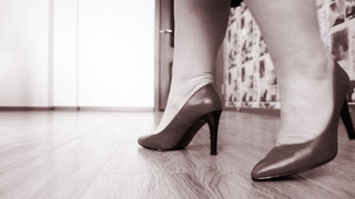 ASMR. The clatter of heels on the parquet floor. Old BIG BEAUTIFUL WOMAN MILF in heels.