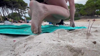 lady changes her panties on the public beach and flashes her snatch