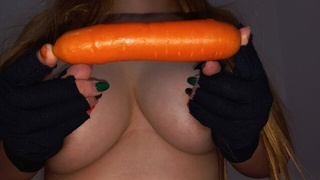 کسم میخارید با هویج خودمو رضا کردم آبم پاچید روش / Self-drilled my vagina with carrot