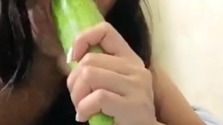 Pipino pinasok sa puke. FULL VID. ???? Horny Pinay fucking a cucumber! ????