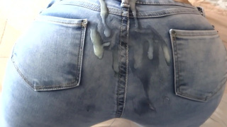 I raise my jeans to receive humongous cumshots on my behind, stepson is happy doing it