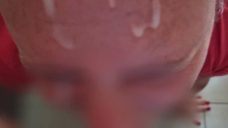 guardatemi segare il porco con le mani, con i piedi e come mi copre di sborra calda la faccia