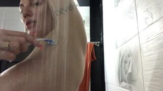 Swxy MILF Shaves Armpits in the Shower Part2
